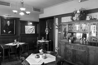 Restaurace za „socíku“ nebyly zdaleka tak špatné. Dost dlouho v nich přetrvával duch první republiky - Médium.cz